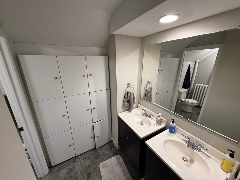 Building Photo - 804 W Oregon St