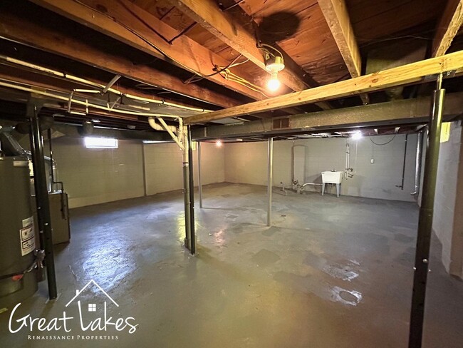 Building Photo - Beautiful 2 Bedroom 1 Bathroom now available for rent