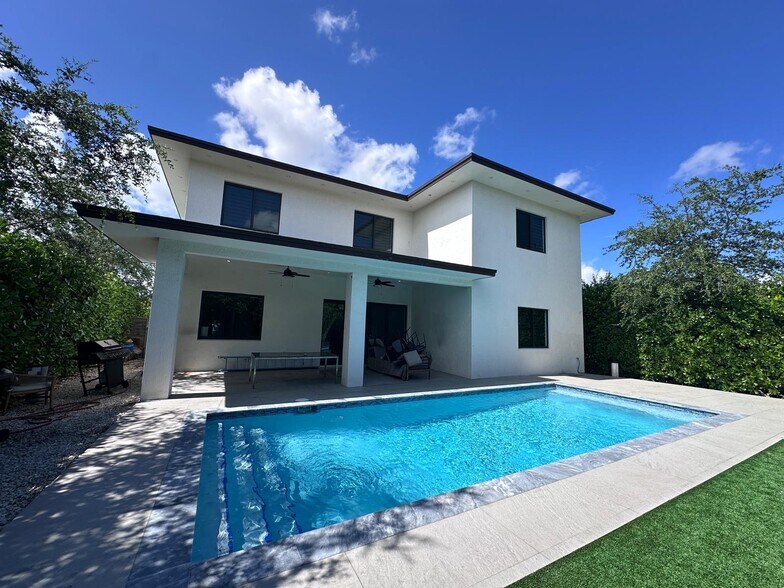 Building Photo - 6422 Coral Way