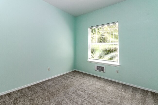 Building Photo - Low maintenance condo living in DuPont