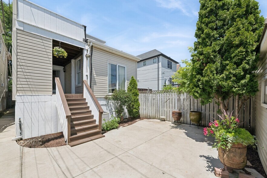 Building Photo - 2727 N Artesian Ave