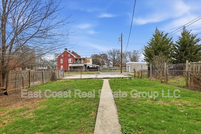 Building Photo - 834 W Washington St