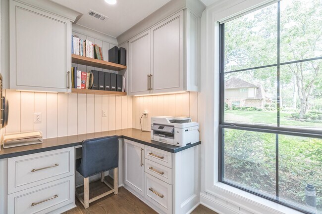 Building Photo - 4810 Middle Falls Dr