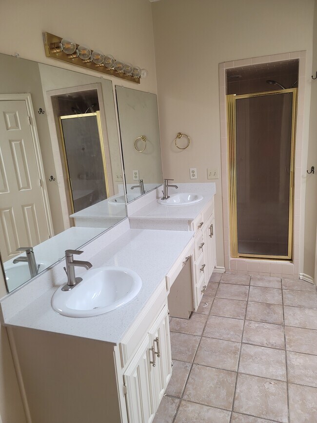 Master bath vanity - 2712 Powderhorn Dr