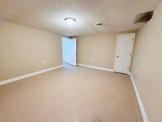 Building Photo - 2 bed and 2 bonus rooms!!