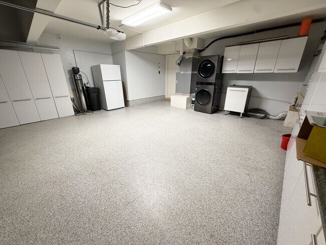 Building Photo - Stunningly Upgraded 3 Bed/2.5 Bath Home