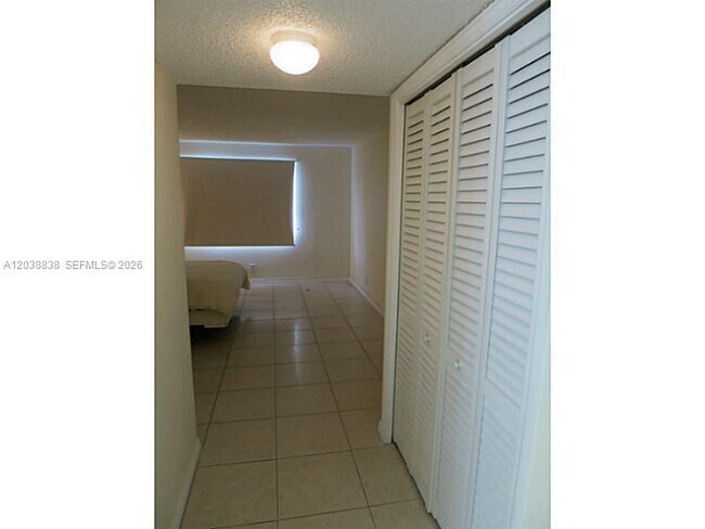 Building Photo - 205 Lakeview Dr