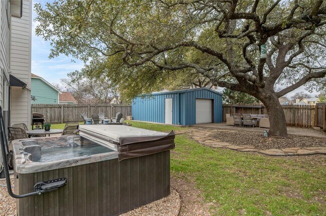 Building Photo - 901 Oakcrest Cir