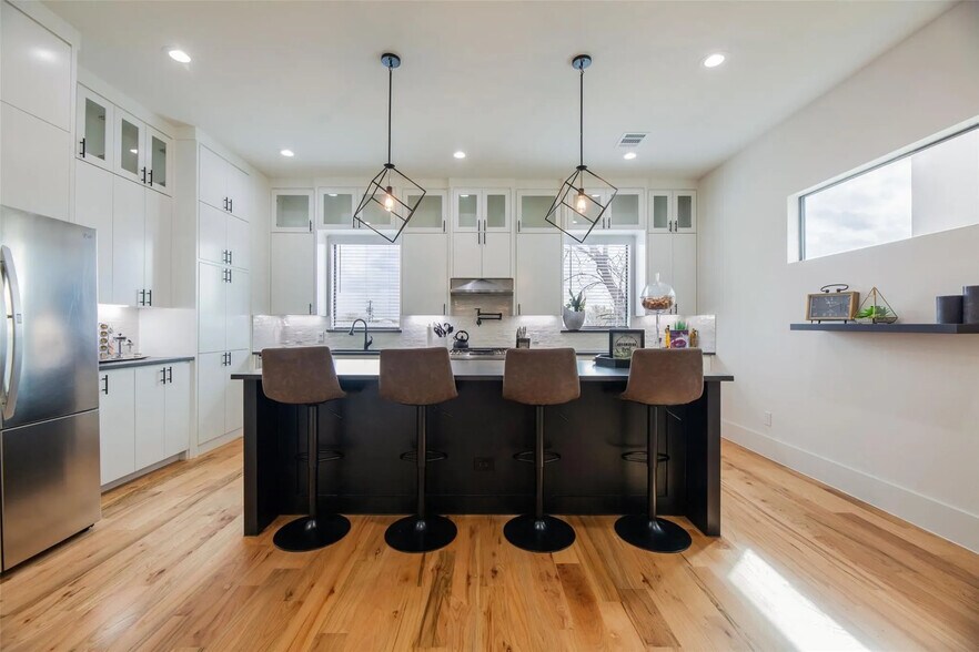 Building Photo - Room in Duplex on Avenue L
