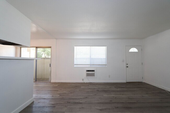 Building Photo - 460 Vista Ave