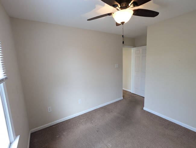 Building Photo - Beautifully maintained townhouse in Freder...