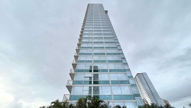 Building Photo - MOVE-IN READY 1 BED/1 BATH/1 PRKG IN 909! ...