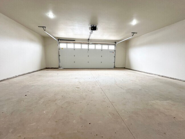 Building Photo - 533 Rustic Ridge Dr