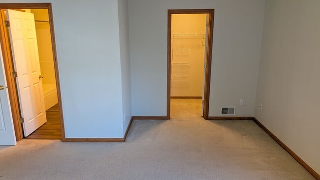 Building Photo - Amazing Apple Valley Townhome 4bd 3.5 Bath!!!