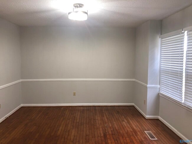 Building Photo - 5642 Chickasaw Dr
