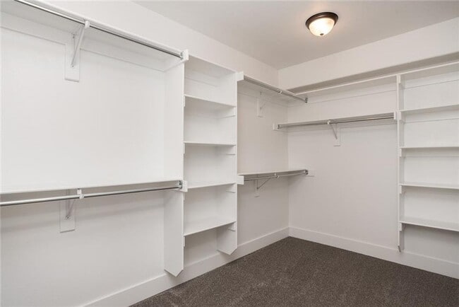 Building Photo - 4 Bed with LOFT!