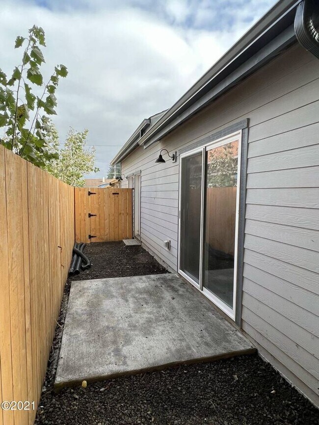 Building Photo - 1051/A/