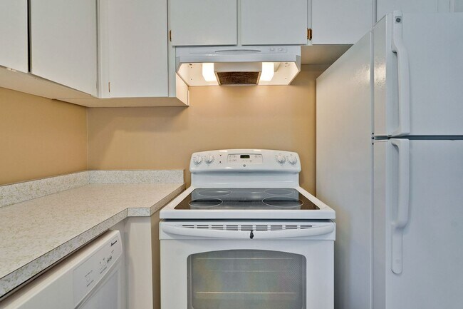 Building Photo - Remodeled 2 Bed 1 Bath Condo!