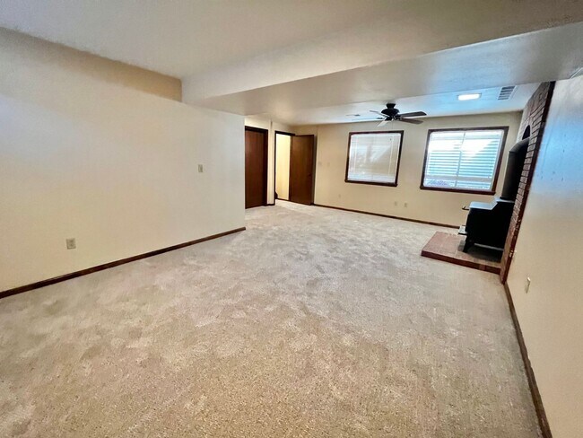 Building Photo - Beautiful 4 Bed, 2 Bath House in South Fort Collins! Avail. June 10th!