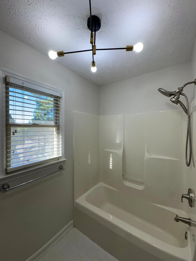 Building Photo - Charming 3 Bed, 2.5 Bath Home with a Bonus...