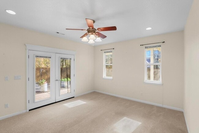 Building Photo - 6400 Rogue River Dr