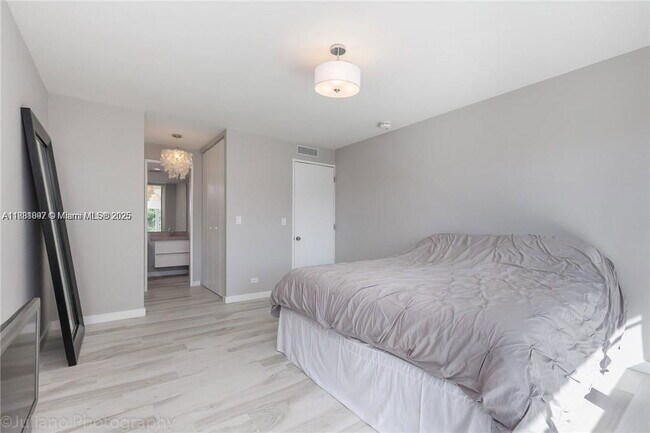 Building Photo - 2451 Brickell Bay Dr