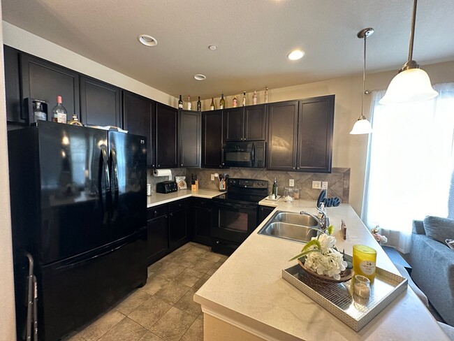 Building Photo - 2 Bed 3 Bath Townhouse with  2 Car Attache...