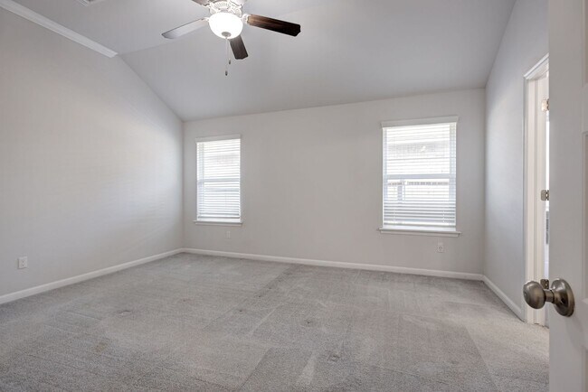 Building Photo - 2321 Norwood Dr