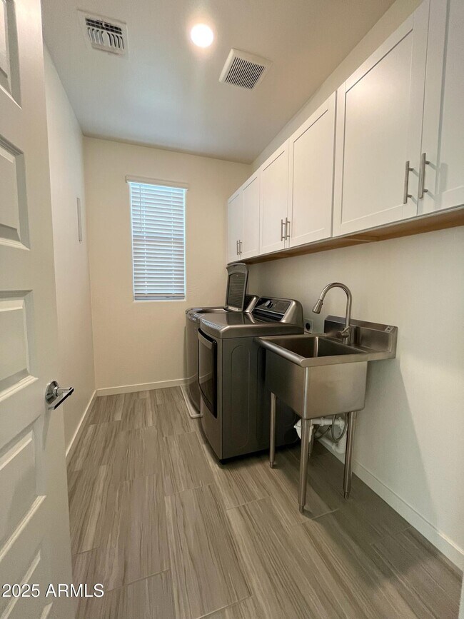 Building Photo - 710 N Bay Dr