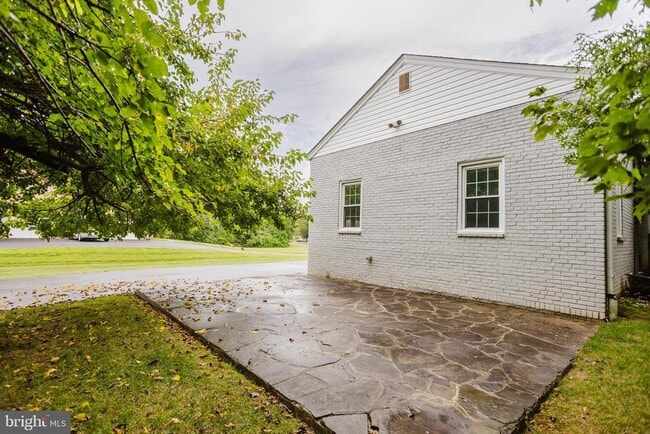 Building Photo - 2177 Chain Bridge Rd