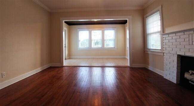 Building Photo - 415 Greenbriar Dr