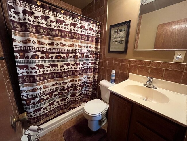 Building Photo - Fully Furnished Lake Home Available Sept. 15th, thru May 15th