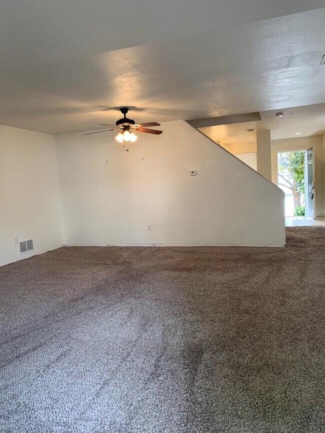 Building Photo - Beautiful 3 Bedroom 2 Bath Townhome with Attached 1 Car Garage for Rent in Northwest Loveland, CO