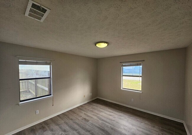 Building Photo - Adorable move-in ready home 3 bedroom 2 bath