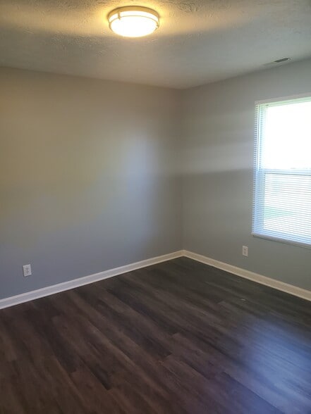 Building Photo - 1907 E Balsam Ct