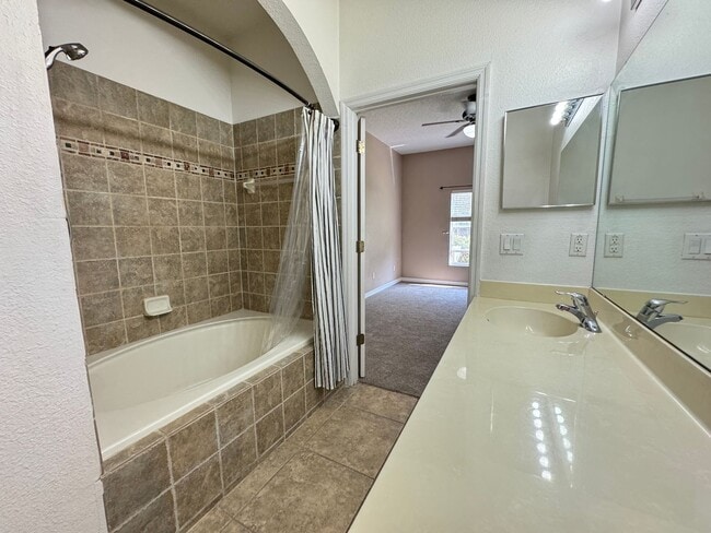 Building Photo - 5 Bedroom Townhome in Avalon Park! TESLA CHARGER INCLUDED!