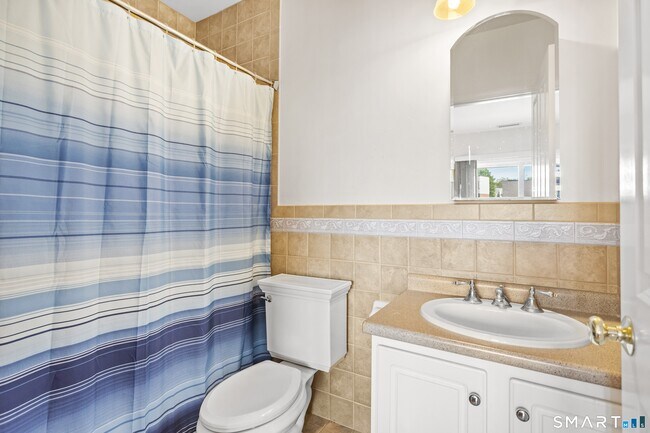 Building Photo - 17 Dolsen Pl