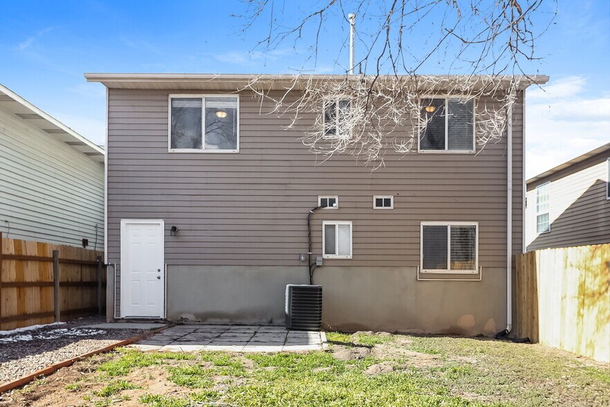 Building Photo - 7679 Sunrise Pl E