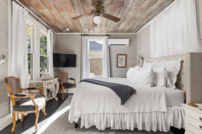 Building Photo - 201 Ramona St