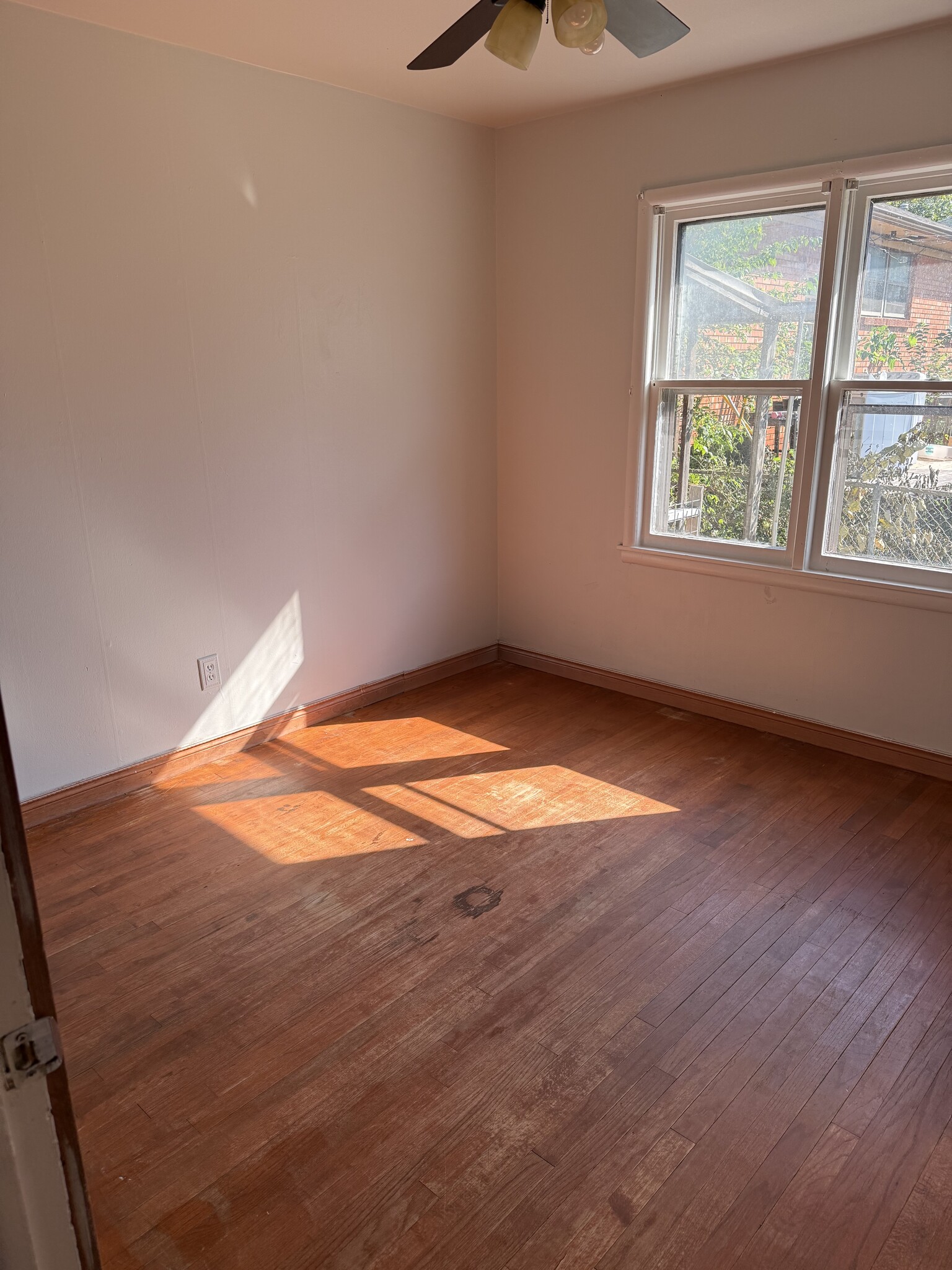Building Photo - 1410 N Ash St