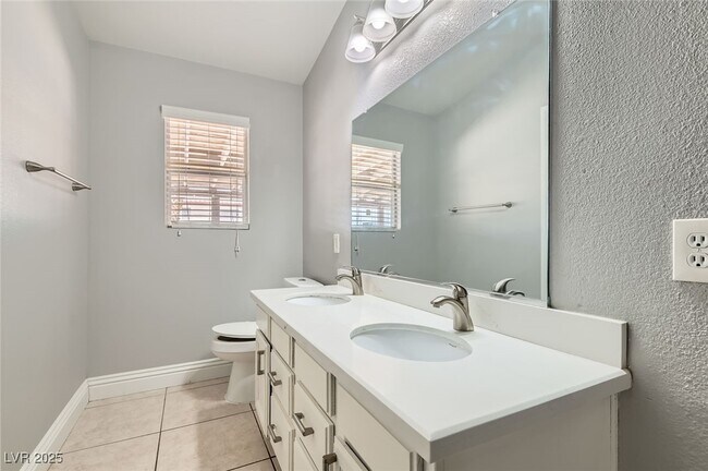 Building Photo - 924 Clubview Dr