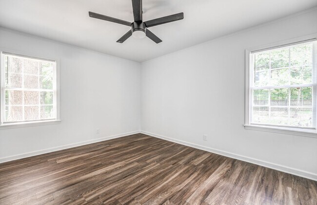 Building Photo - 4036 N Lake Forest Dr