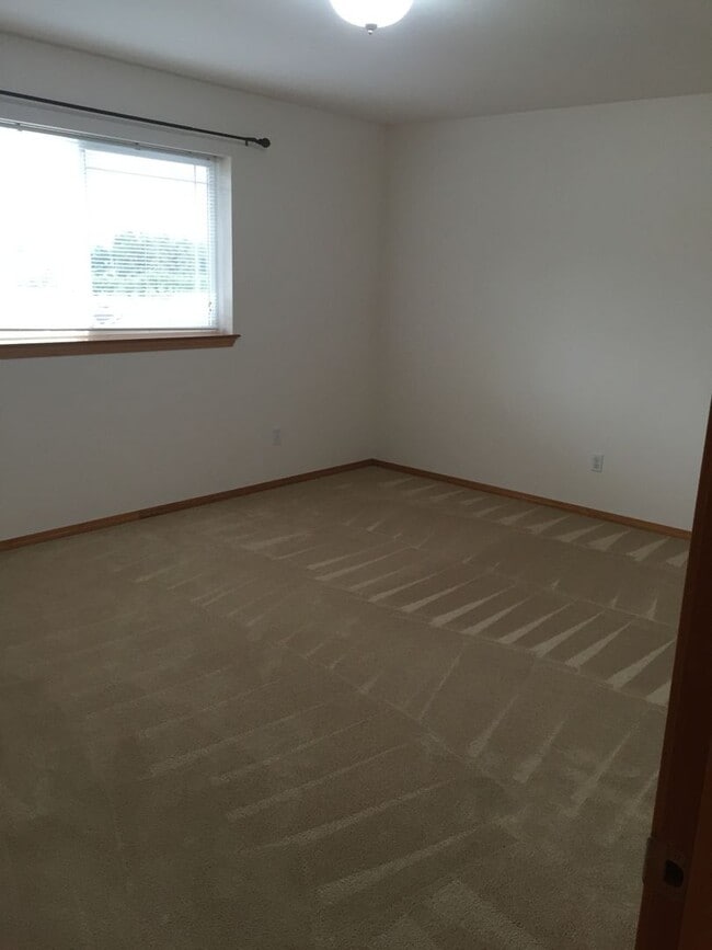 Building Photo - ***PENDING APPLICATION*** Lovely 3 Bedroom...
