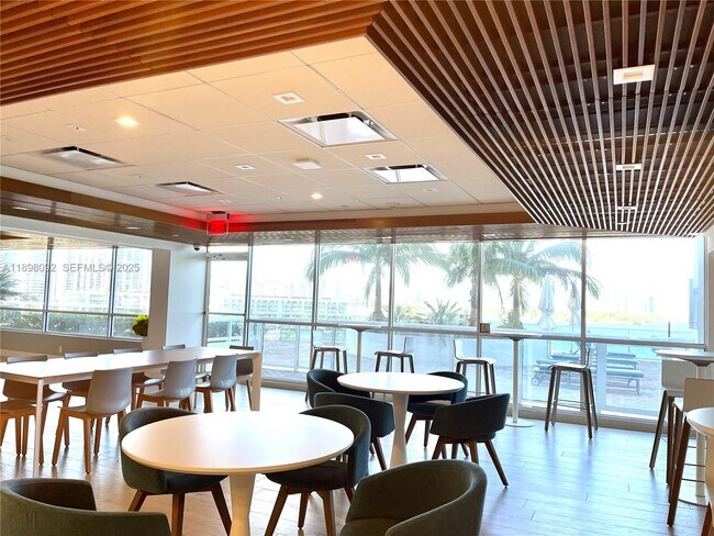 Building Photo - 1800 Sunset Harbour Dr