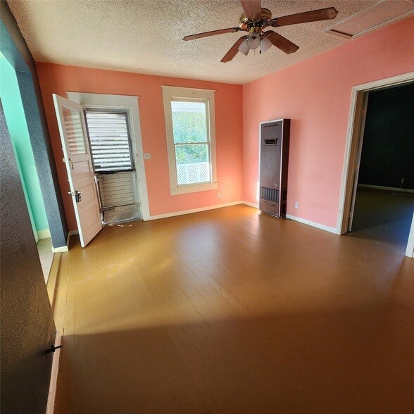 Building Photo - 4401 Ave Q 1/2