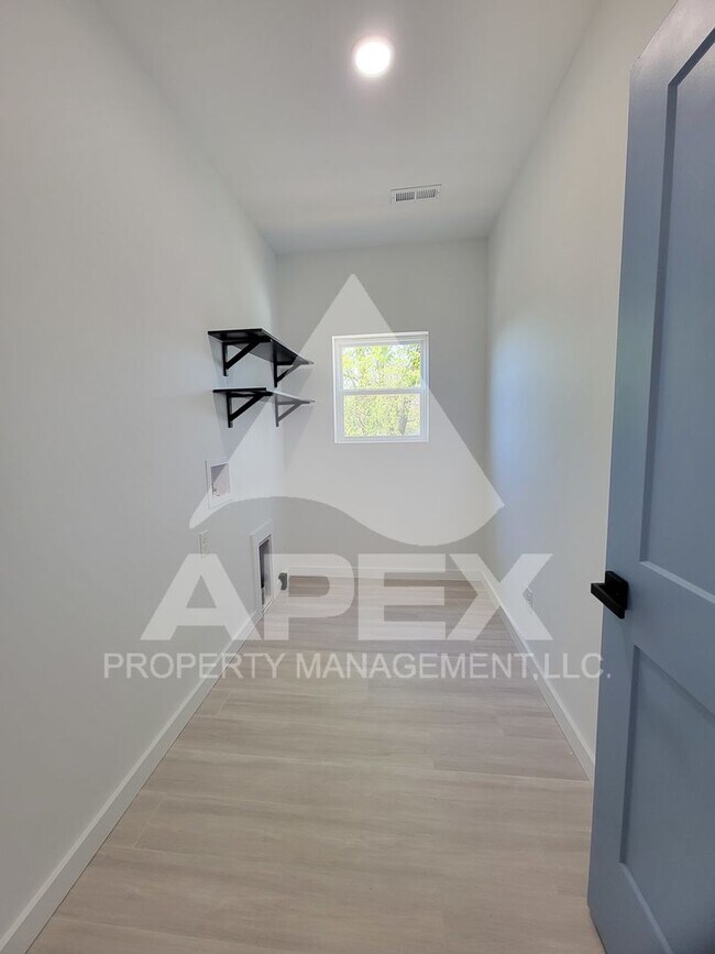 Building Photo - 3 Bd - 2 Ba Single family home mins from D...