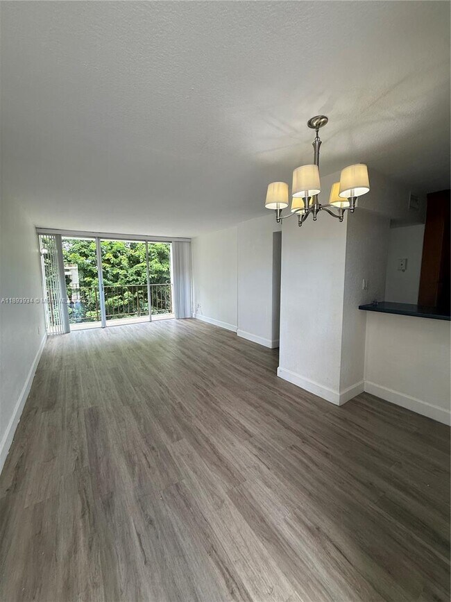 Building Photo - 8860 Fontainebleau Blvd