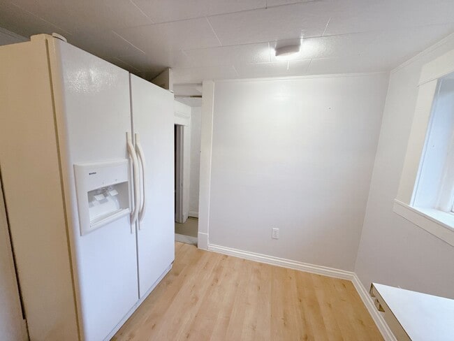 Building Photo - Available Now - 2bed, 1 bath house