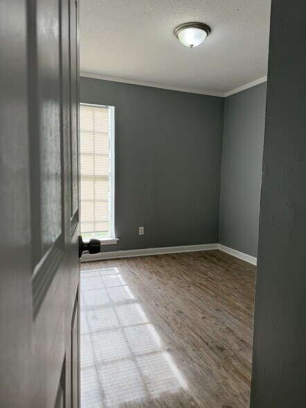 Building Photo - 5096 Breckenwood Dr