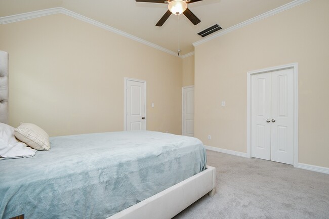 Building Photo - 446 N Live Oak St